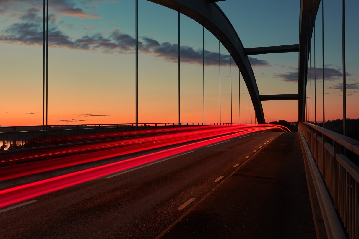 eine Brücke in der Dämmerung mit verschwommenen Auto Rücklichtern