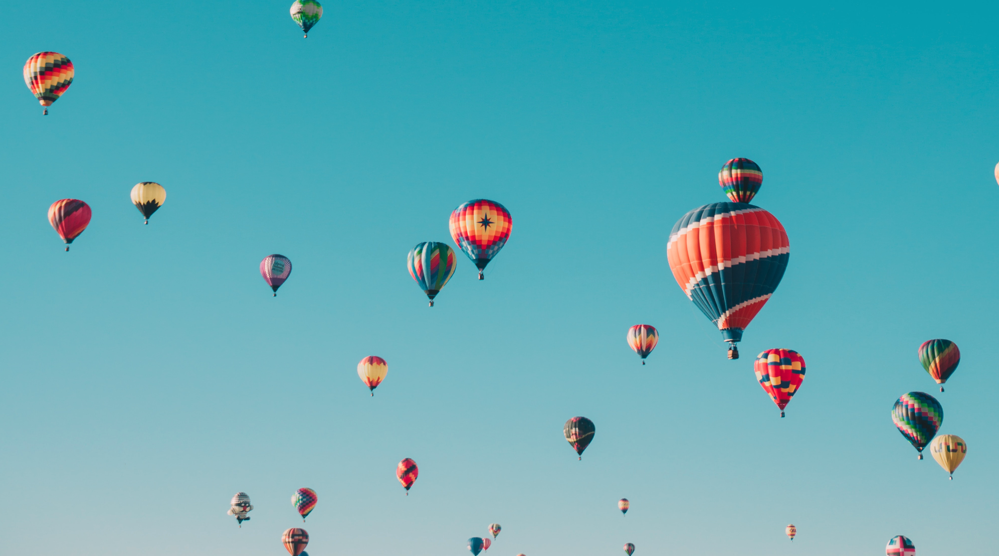 Heißluftballons steigen nach oben