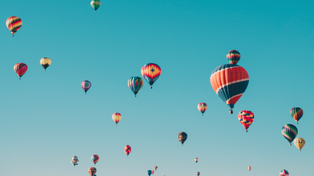 Heißluftballons steigen nach oben