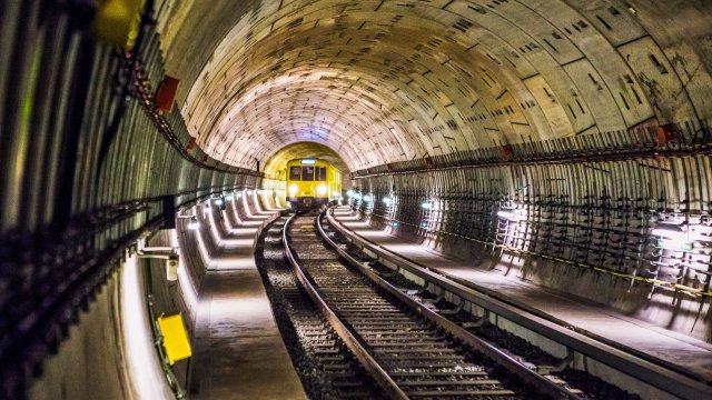 Einblick in einen U-Bahn-Tunnel mit einer entgegenkommenden U Bahn in Berlin