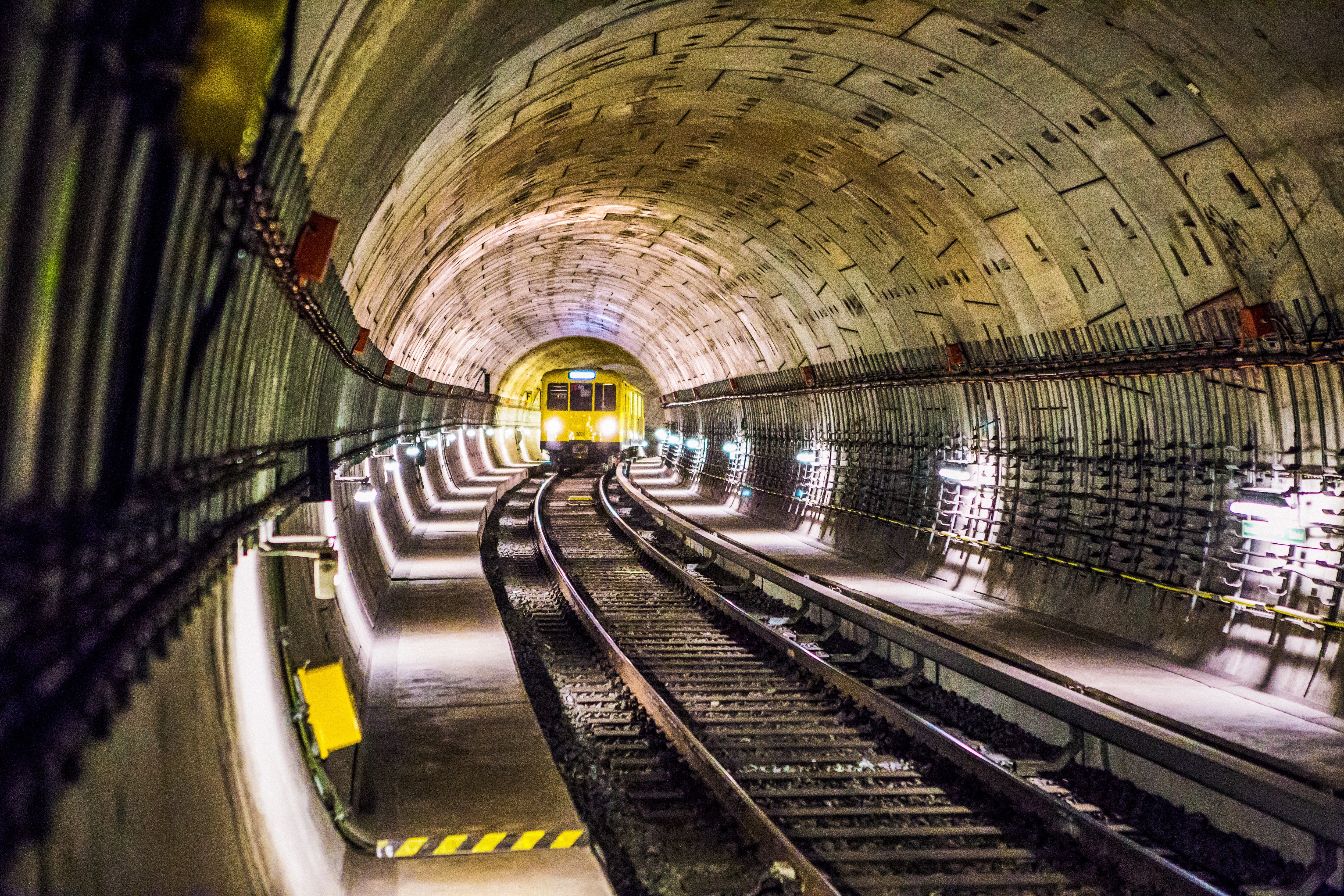 Einblick in einen U-Bahn-Tunnel mit einer entgegenkommenden U Bahn in Berlin