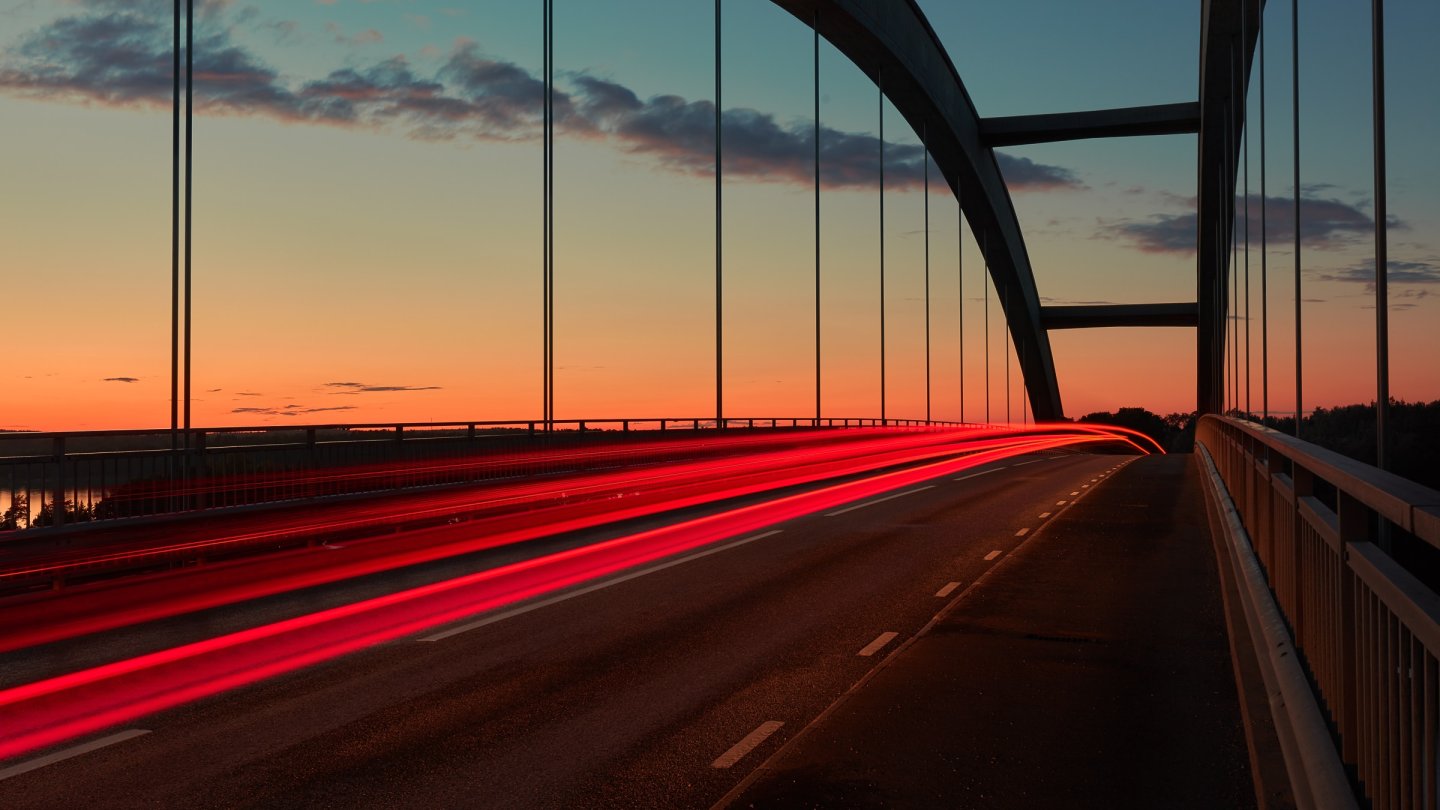 eine Brücke in der Dämmerung mit verschwommenen Auto Rücklichtern