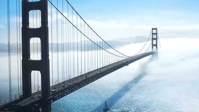 Die Golden Gate Bridge im Nebel mit einem Segelboot unter der Brücke