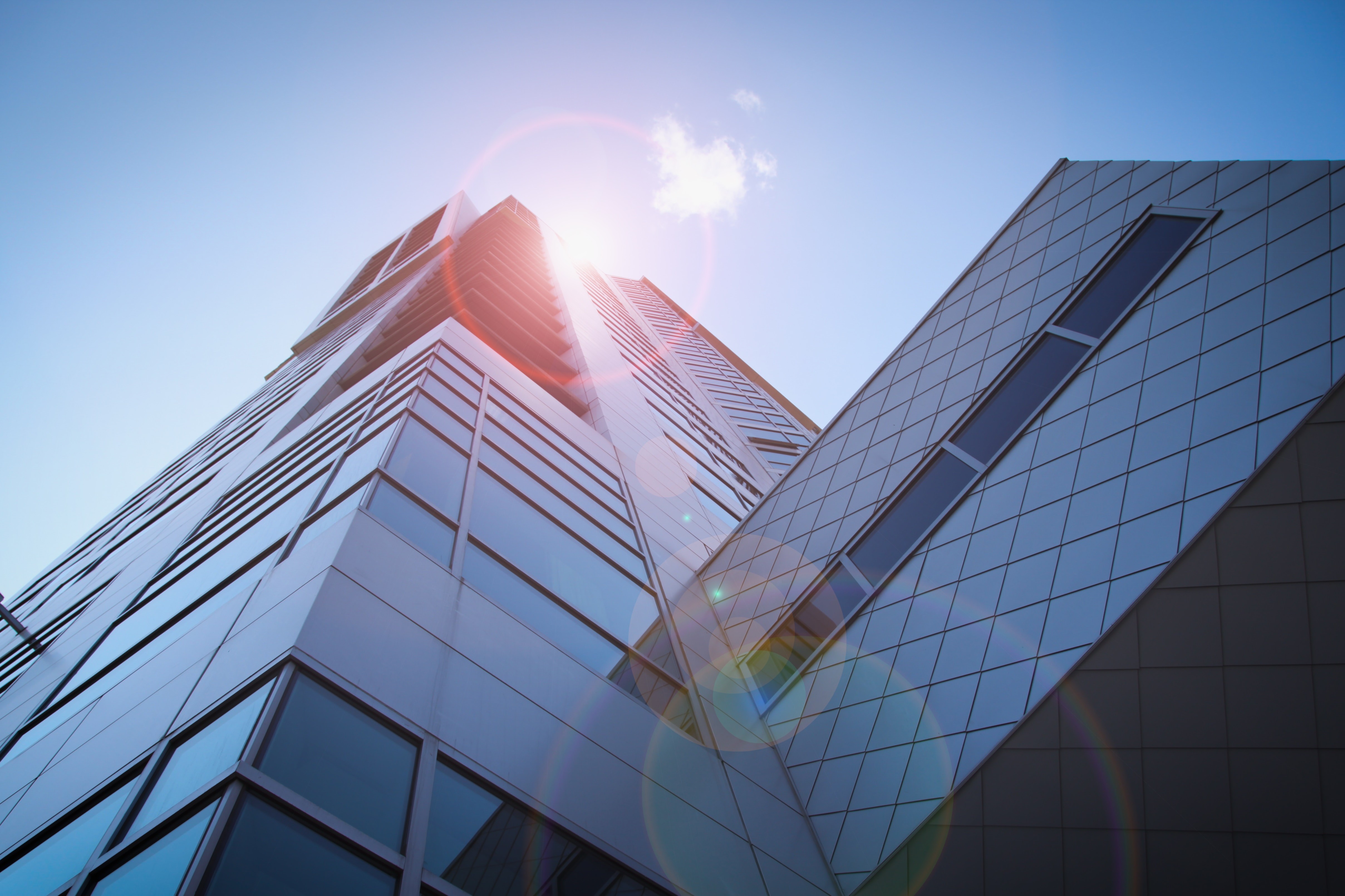 Ein gläsernes Banking-Gebäude mit Sonnenstrahlen