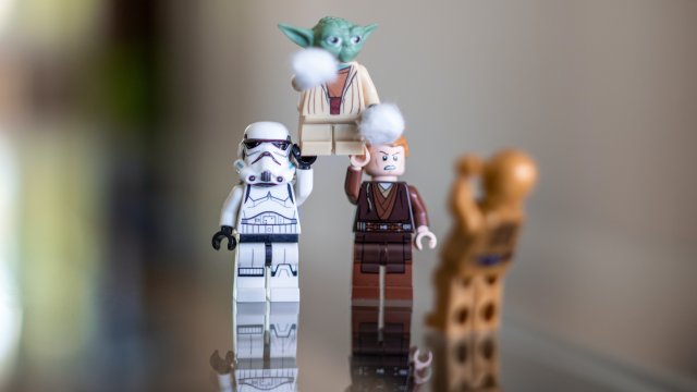 Drei Star Wars Figuren mit Meister Yoda in der Mitte