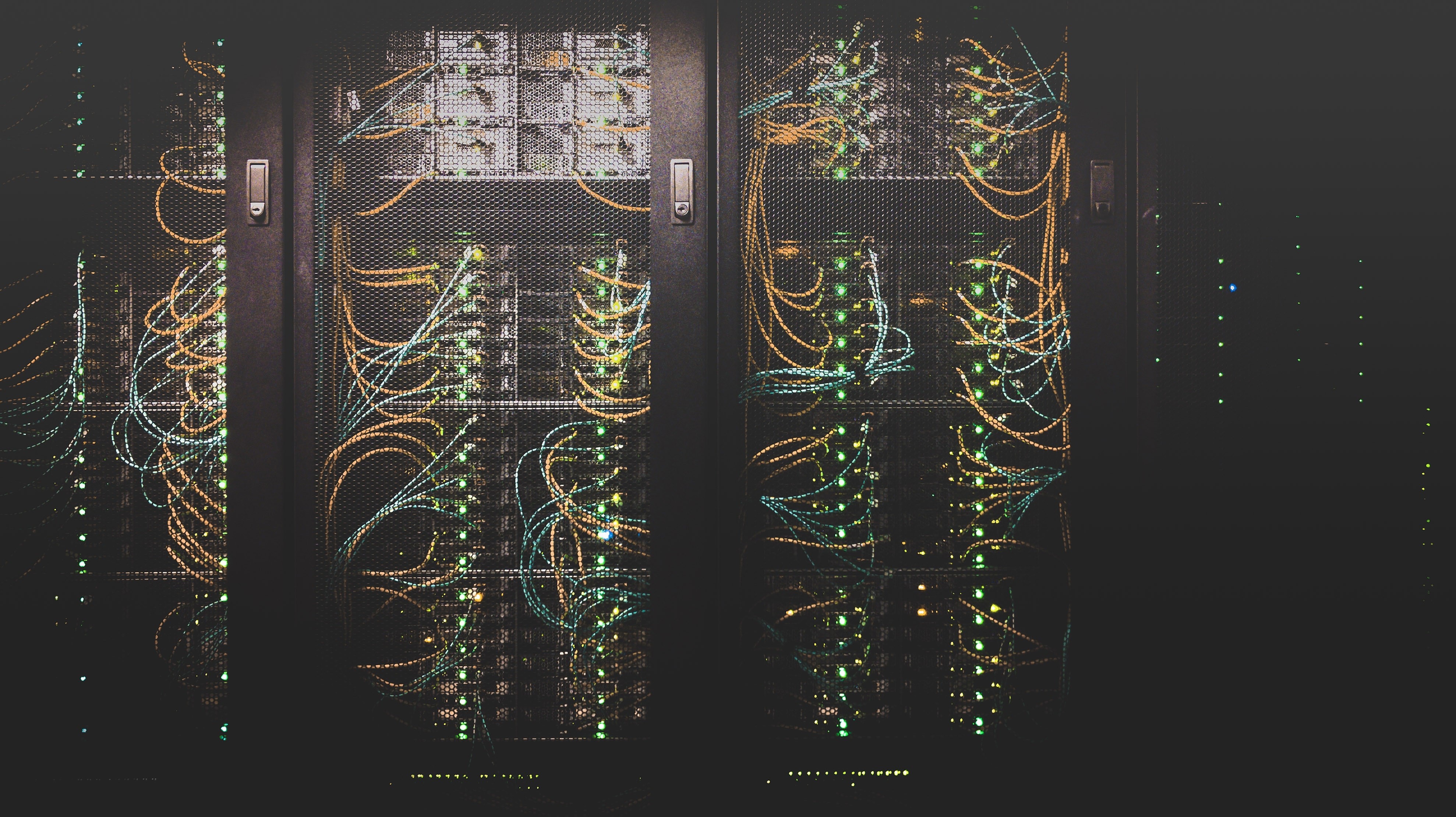 ein Einblick in einen Serverschrank mit vielen Kabeln