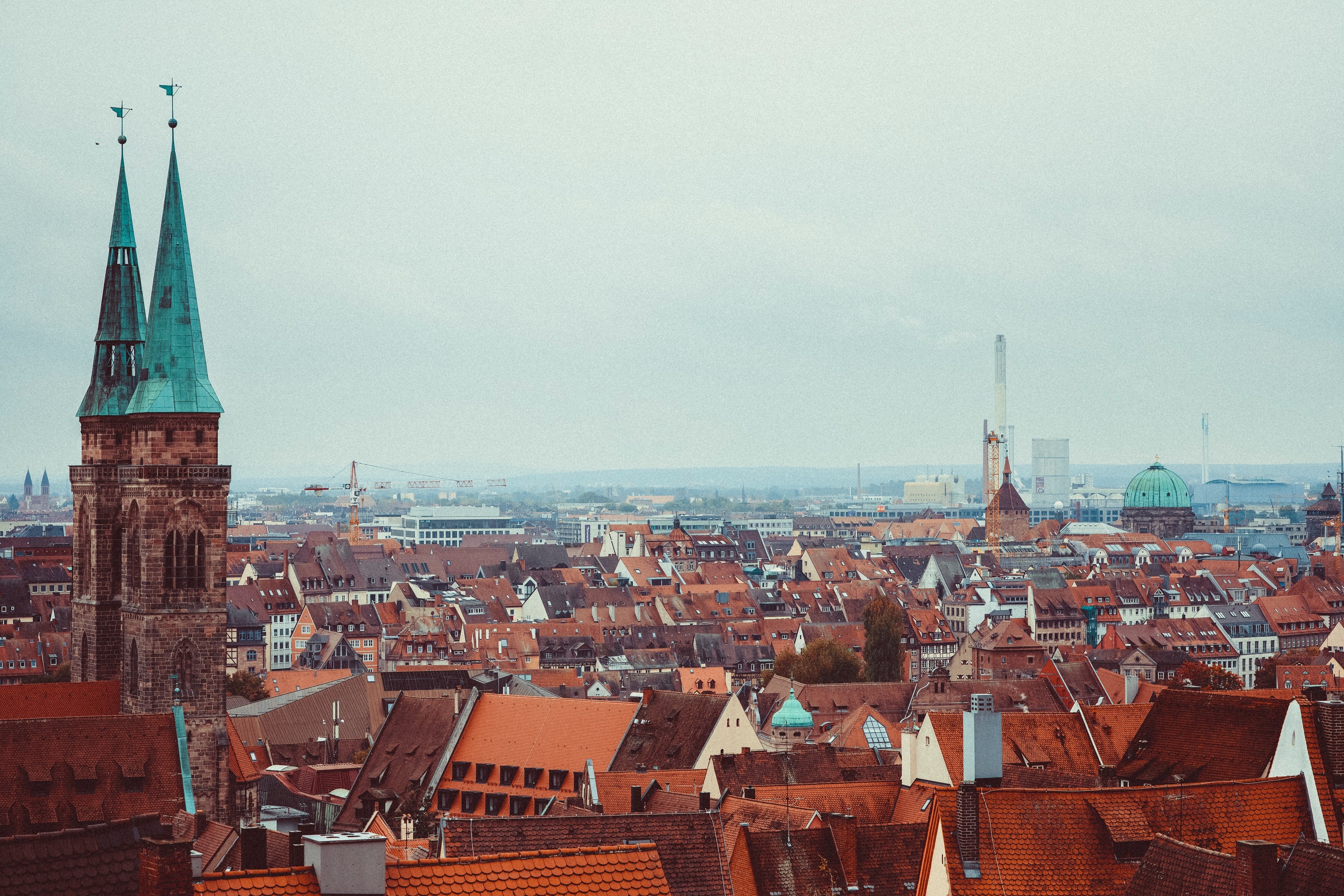 Luftaufnahme von Dächern der Stadt Nürnberg, Deutschland im Nebel