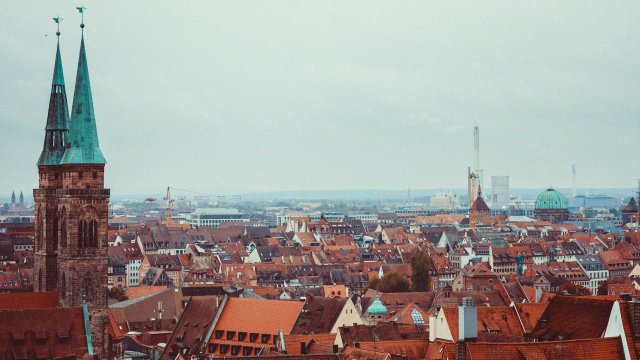 Luftaufnahme von Dächern der Stadt Nürnberg, Deutschland im Nebel