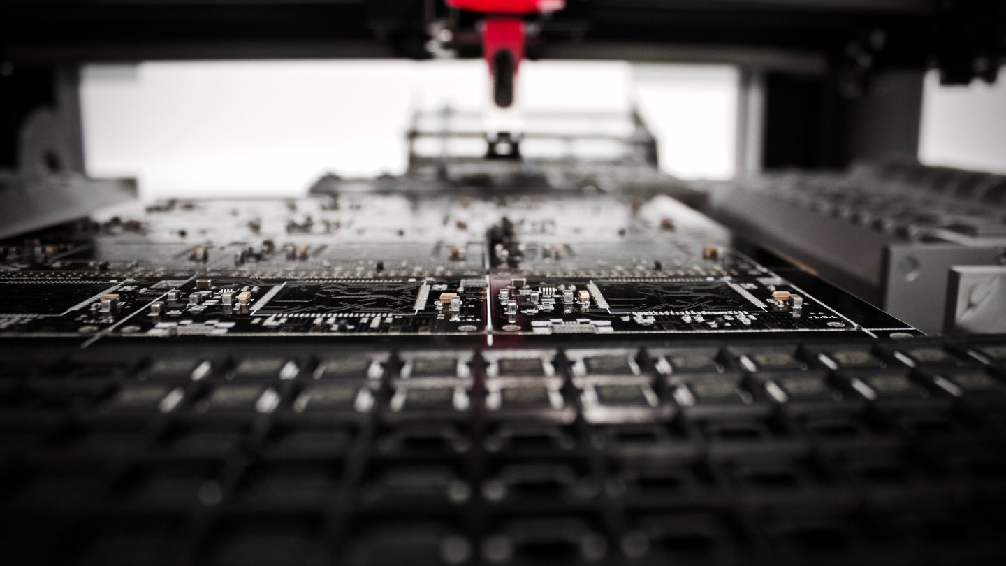 Das Bild zeigt eine elektronische Platine in der Herstellung